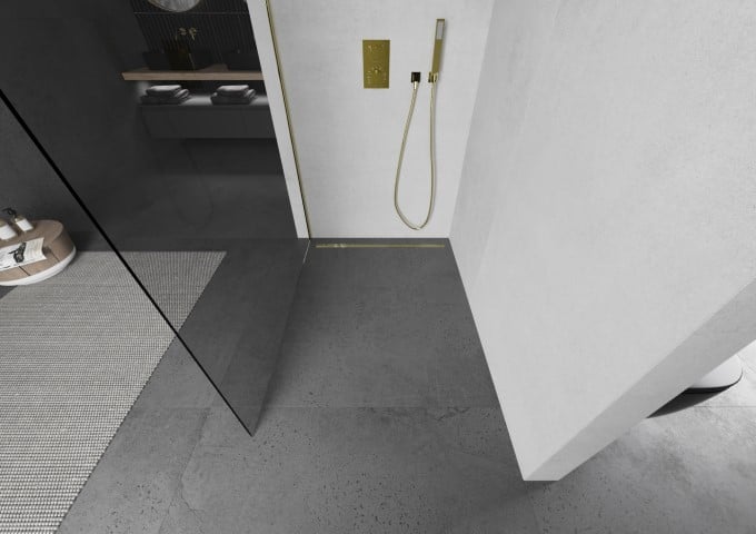 Złota ścianka prysznicowa w szarej łazience