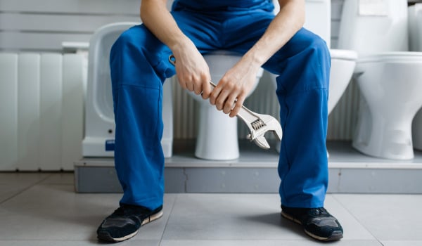 Jak zamontować deskę sedesową?