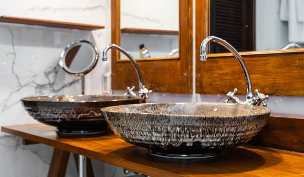 Jak dbać o umywalkę nablatową?